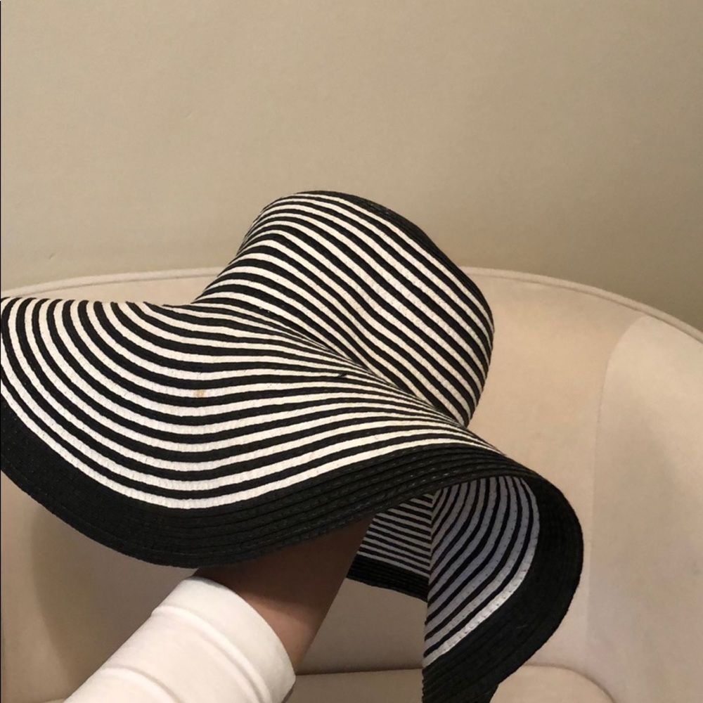 Floppy beach hat - Picture 2 of 3